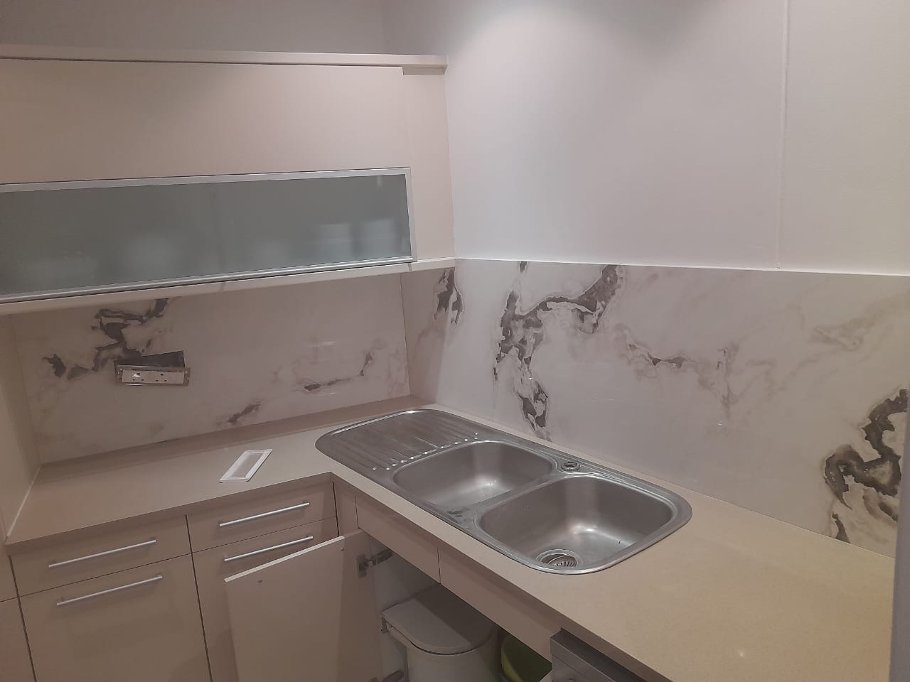 Marble backsplash with sink